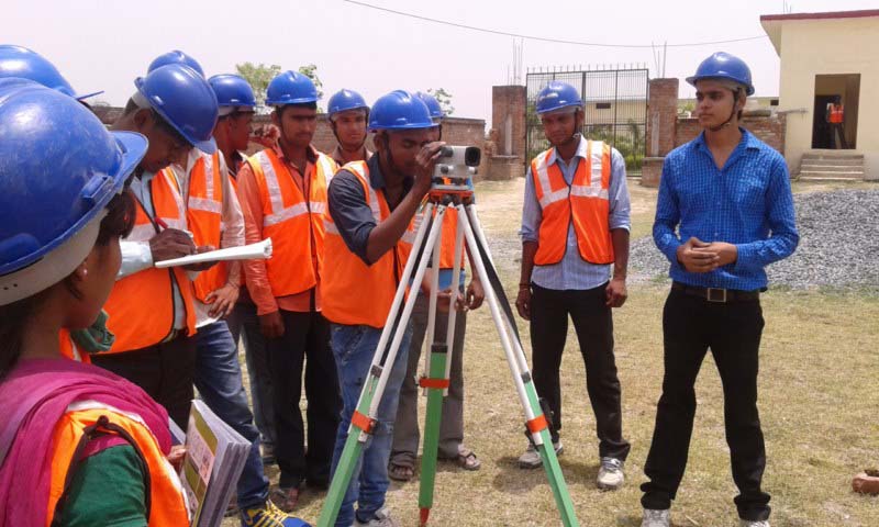 Land Surveyor Practical Photo (1) [800x600]